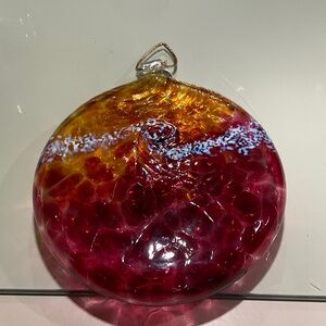Gorgeous blown glass from Mississippi Chimneyville glass artist. 6”x6.5”. Mint